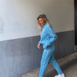 Nike tracksuit - Ljusblå med vita detaljer 