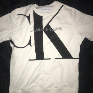 Klein , storlek L säljs för 400 köpt för 1000.   Dsquared 2 tröja köpt för 3400 säljs för 800kr storlek M.    Hugoboss storlek M säljs för 450kr.  Helt oanvända  - Helt onvända kläder för bra pris