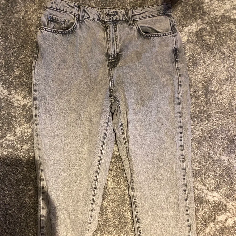 Säljer desaa slutsålda jeansen från Gina💕 strl 42 men passar en 40 bättre. Jeans & Byxor.