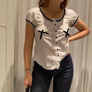 Söt topp! - Gullig topp som är lite genomskinligt! Jag på bilden är S. Möts på söder annars står köparen för frakt på 42kr ❤️