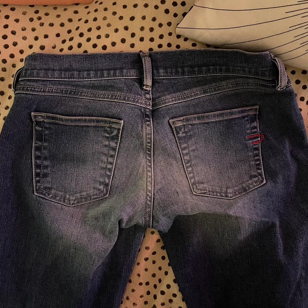 Ett par sjukt snygga lågmidjade boot cut jeans som jag inte använder längre. Är i storlek 26 men skulle säga att dom är i 25. Köpte för 300kr på röda korset och säljer för 180kr + frakt eller möts upp i Stockholm. . Jeans & Byxor.