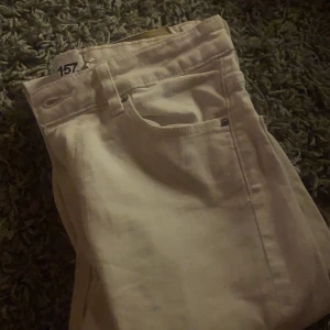 Jeans 👖  - Vita jenas från lager 157! Med hål vid knäna! Aldrig andvända 