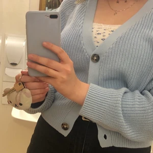 Blå kofta - Säljer min blåa kofta från monki då den inte kommer till användning längre. Storlek M och i nyskick (använd cirka 3 gånger). Säljer den för 100kr +frakt 💕💕💕💕