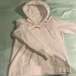 Levis - Vit Levis hoodie, storlek xs ganska stor i storleken. Sparsamt andvänd dock lite noppig från tvätt. Inköpt på carlings