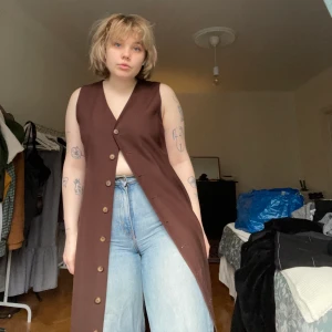 Brun/burned color lång klänning med knappar längs hela framsidan - Jättefin brun lång klänning, köpt second hand för 400 kr 2020. Tror den kan passa både M/L, jag har använt den 2 gånger och stylat som på bilden då jag inte tyckte om hur den satt fullt knäppt (tyckte den såg lite stor ut, har M) Frakten ingår på denna artikel