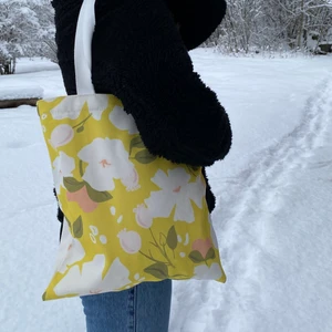 Tygkasse - Tygkassarna finns i 5 olika tryck som alla finns i egna annonser. Gratis frakt i hela landet. 1 för 149kr. 2 för 249kr. 3 för 299kr. Har dragkedja och ett innerfack med dragkedja. Skicka ett meddelande för att köpa. ❤️🧡💛💚💙💜