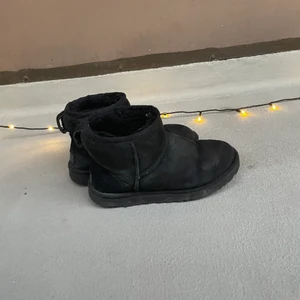 UGG’s  - Säljer nu mina UGG’s pga att dom ej kommer till användning! Dom är köpta för ca 2 år sedan och använt dom men skulle ändå säga att dom är i fint skick, bara att göra rent dom lite så kmr dom se ut som nya! Köpta för ca 2000kr 💕🌸🌺
