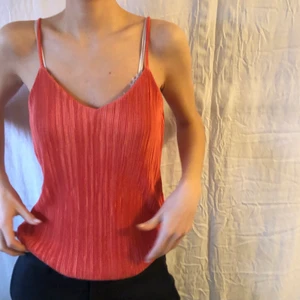 Plisserat oranget linne  - Jätte fint oranget linne i storlek S. 