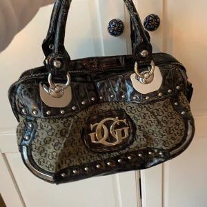 Guessväska  - Säljer min guessväska som är köpt secondhand. Inte äkta. Handtagen är slitna därav priset. Om fler är intresserade blir det budgivning. 50kr+frakt😍🤝