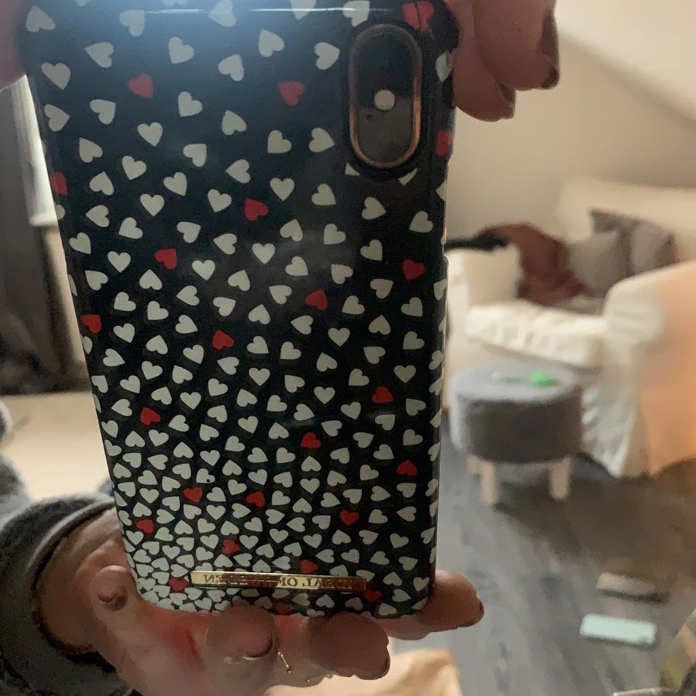 ✨Turkost skal: Holdit, använt ett fåtal gånger, väldigt bra skick, några få skav då det har legat i väskan (vill du se mer kan jag skicka bild) !SÅLT!. 60 kr ✨ Hjärtskal: Ideal of sweden. De är använda men så gott som nya. 100 kr/styck ✨ genomskinligt skal: från H&M, detta är använt men fortfarande bra skick. 40 kr ✨ . Accessoarer.