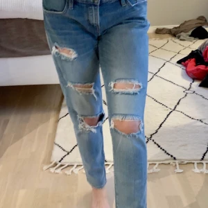 Lågmidjade slitna boyfriend jeans - Jeans som knappt är använda, säljer då de är lite stora på mig i rumpan, har inte så mycket till rumpa haha😅 passar S