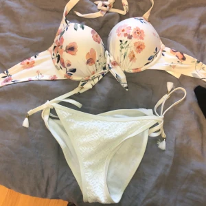 bikini - Hör egentligen inte ihop, men en för 40 och båda för 70. Aldrig använda, överdelen är storlek 75B och mycket push up och underdelen XS