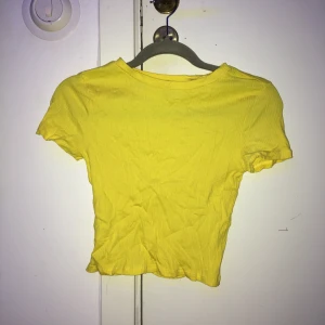 MONKI CROPTOP - Croptop från Monki, använd fåtal ggr💯