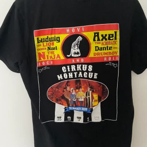 hov1 tröja 💕💕 - säljer min hov1 tröja som gavs ut till alla som gick på deras montague ”cirkus” i Jönköping, finns två st av dessa!  ❤️ sparsamt använda men säljs pga att jag inte är ett fan av dom längre ❤️ bud från 170kr (EN AV DOM ÄR SÅLD)