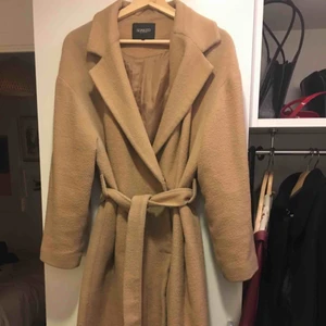 Kappa i ull - En knälång ullkappa (på mig som är 180) i använt skick men med mycket kvar att ge! Knapparna har sytts på lite hastigt efter att dem lossnade, men det går att snygga till väldigt enkelt och syns inte när man har den på sig. 