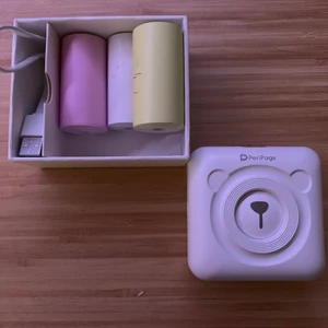 PeriPage Printer  - Intressekoll på denna fotoprinter! Liten och smidig att ha med sig. Den är helt ny, endast testad. Det ingår laddare och tre rullar fotopapper. Jag står för frakten. Köpte för 500kr säljer för 300.