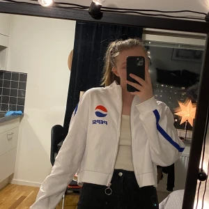 oversized tjocktröja pepsi - Snygg tröja med pepsitryck på fram och baksida. Storlek L, sitter fint oversized på mig som har 36/38. PRIS KAN DISKUTERAS! Kom med bud 🥰