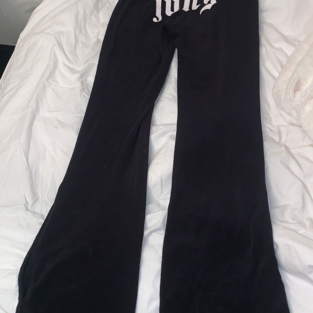 Säljer dessa väldigt fina juicy couture mjukisbyxorna med tryck på rumpan. Byxorna är lite utsvängda där nere och har även knappar längst ner som du själv kan välja om du vill ha knäppta eller inte. Dom sitter väldigt fint, passar bra i längden på mig som är ca 164 Storlek S Köpta för ca 800kr i USA. Jeans & Byxor.