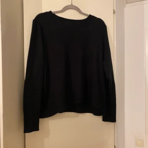 Svart stickad tröja  - En svart vanlig stickad tröja från Hm, använd men i bra skick. Inga skador eller så. Nypris 249kr. 