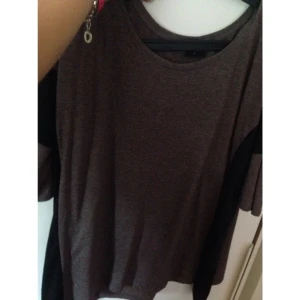  - T-shirt från vinyl.

