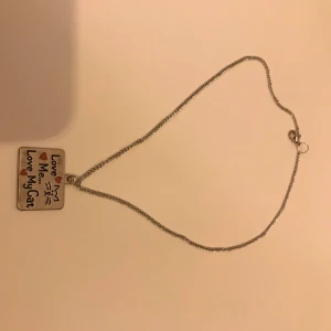 Katt halsband  - Silvrigt katt halsband och en katt berlock på :))