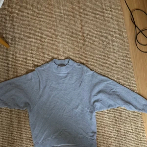 Fin sweatshirt från Monki!  - Jättefin sweatshirt från Monki! I ljusgrå färg med lite högre krage. Dropshoulder. Oversized model. Använd men i fint skick. 