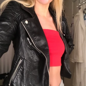 Skinnjacka  - Skinnjacka i jätte bra skick, frakt tillkommer på 105kr❤️