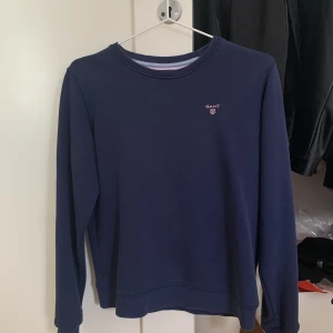 Gant tröja  - Säljer denna skitsnygga sweater då den inte kommer till användning. Använd fåtal gånger därför bra skick! Storlek 158-164 men passar mig som vanligtvis har S. ✨Buda i kommentarerna✨ köpare står för frakt