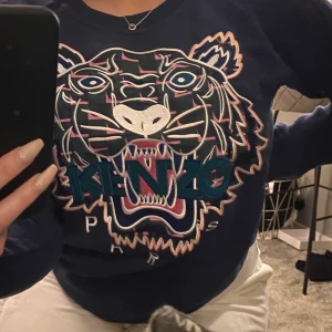 Kenzo sweatshirt  - Kenzo sweatshirt storlek S. Köptes på NK i Stockholm för 1700kr på rea. Fint skick. Köparen står för frakt. Pris kan diskuteras.