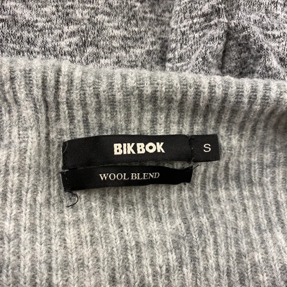 Hej säljer min gråa off shoulder stickade tröja från BIKBOK st S. Knappt använd, inga fläckar eller skador. (Köparen står för frakt. Stickat.