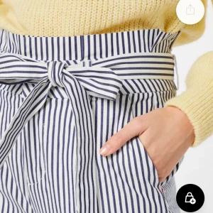 Randiga kostymbyxor  - Randiga kostymbyxor i nyskick. Säljes pga att de är för små. Fina till sommaren!! Frakt tillkommer tyvärr. 