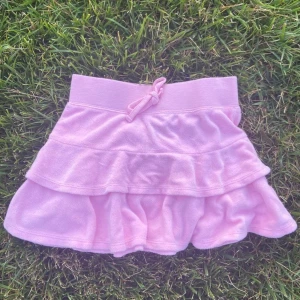 SuperSöt MiniKjol 🤎 - Nu är det dags att sälja värdens sötaste kjol, den är för liten för mig och därav måste jag sälja den, jag är normalt stl S, passar dig som är lite kortare XS! Kjolen är 30 cm lång och har en omkrets på 60 cm. Köpt på DePop för 400kr, Flece Material!💞 DM för fler bilder eller Frågor! (Pris kan diskuteras)