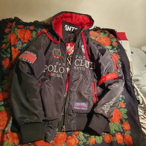 Polo sontozo jacka  - En vintage Åkte polo sontozo club jacka I bra skick men användade några gånger. Passar båda kön.Stk xs- l köpare står på frakt. 