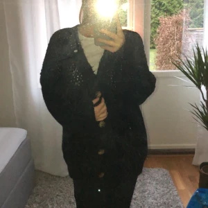 Stickad kofta från Chiquelle - Svart stickad kofta från Chiquelle i storlek ONESIZE! Bra skick!