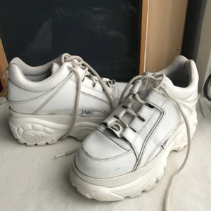 Buffalo  - Vita Buffalo skor i fint skick. De har verkligen mkt kvar att ge! 💐🧚