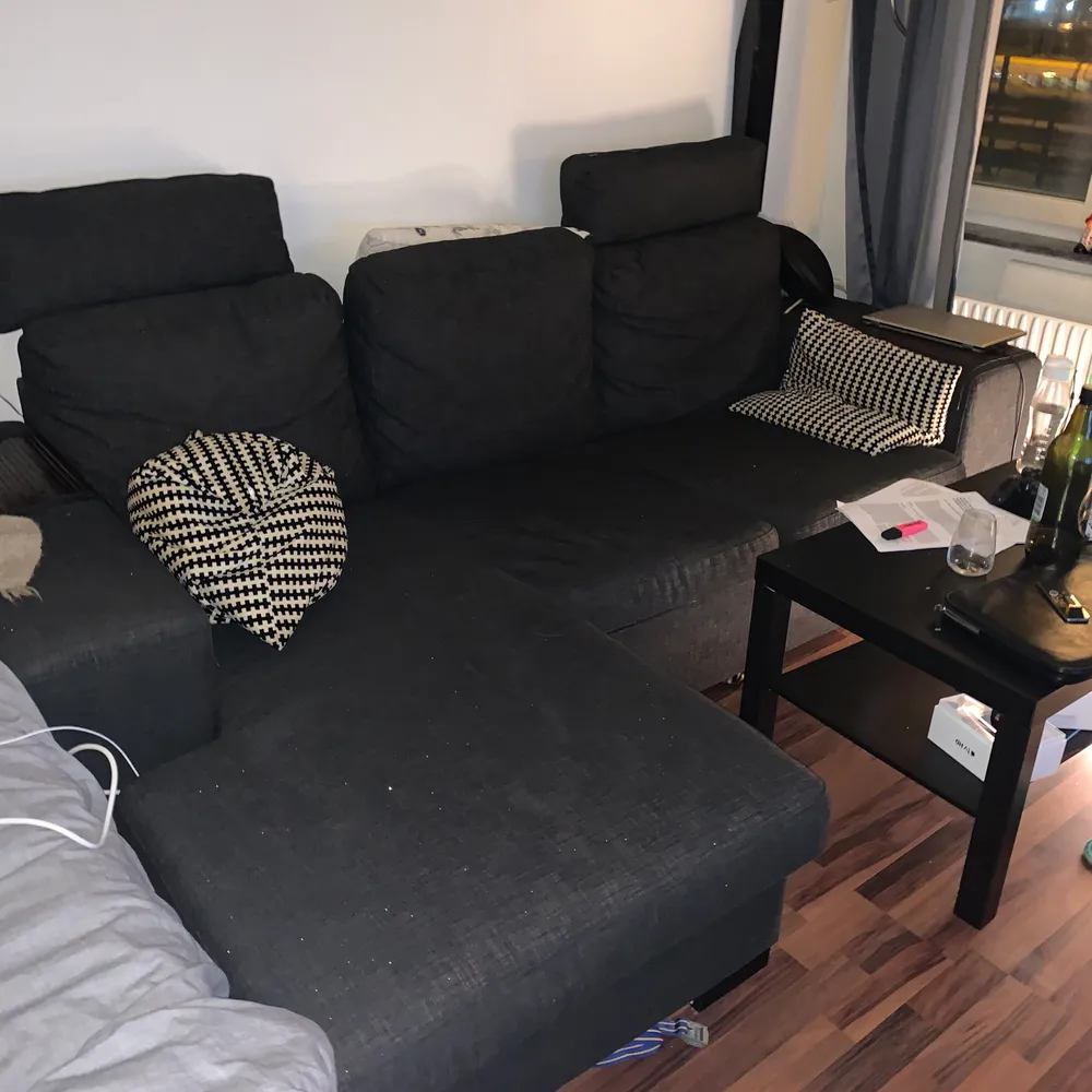 Säljer en mörkgrå divan soffa. Väl använd men i gott skick. Inga hål eller fläckar. Finns att hämta i centrala Göteborg. Ca 230cm bred. (Soffa och soffbord kan köpas tillsammans för 500kr). Övrigt.
