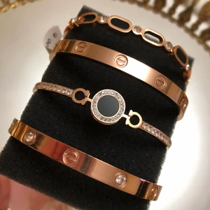 Armband - Armband i rostfritt stål! Helt ny oanvänd! Finns i färgerna rosé, silver och guld. Finns med och utan zirkonstenar. Tillgängligt i lager. Allergivänlig och nickelfri! Har flera stycken!