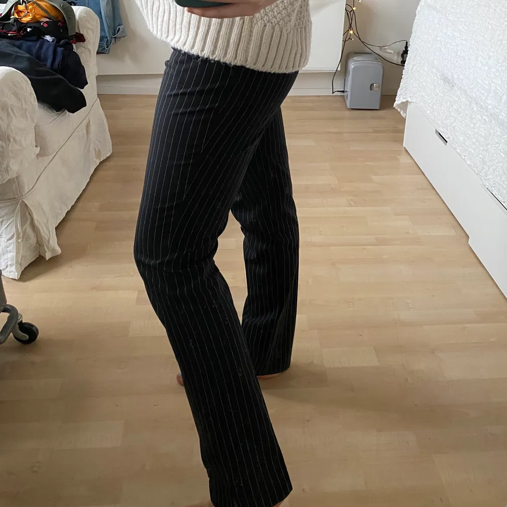 Säljer dessa supersnygga kostymbyxor från Isabell Kristensen i storlek 36! Sista bilden visar hur ena innerfickan tyvärr lossat, men syns inge utifrån och fickan fungerar fortfarande precis som vanligt! Därav säljer jag byxorna för 80kr!. Jeans & Byxor.