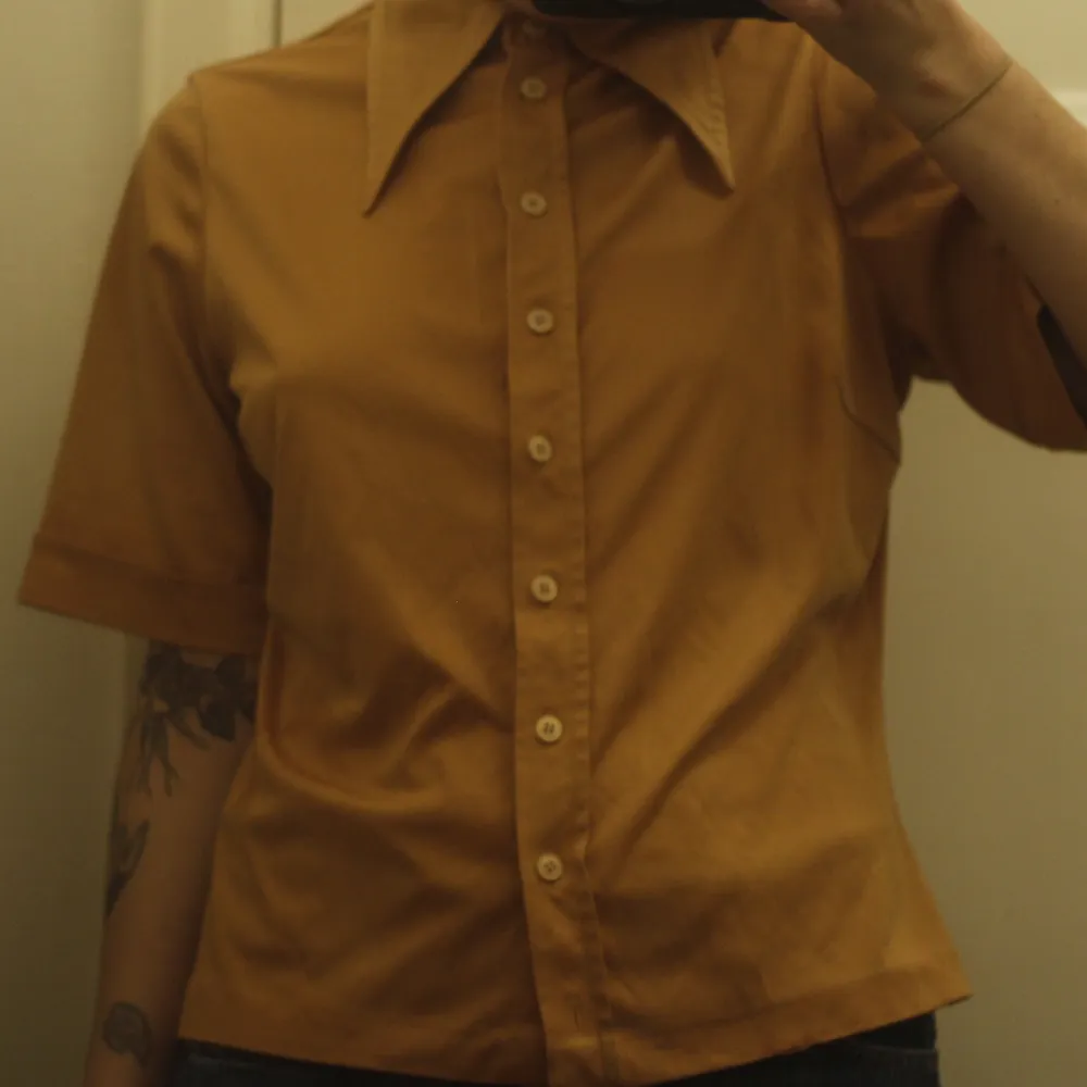 Skjorta i 70-talsstil. Passar small och medium. . Skjortor.