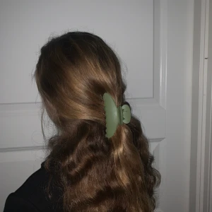 Reflexhårklämma - En helt ny grön, matt, reflexhårklämma💚💚 Frakt betalar man själv för om man inte kan mötas upp