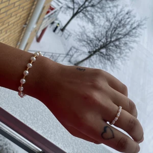 Armband med vita och guldiga pärlor🤍 (stretchiga) - Fint armband med matchande ring, båda stretchiga! 