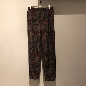 Vintagebyxor - Jättefina vintagebyxor inköpt på beyond retro. Supersköna och med resor i midjan! Innerbenet är 61cm långt! Jag är 170cm lång och då passar byxorna perfekt i längden och på mig är dem lite oversize på bredden 💕✨ 