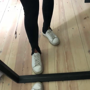Svarta jeans med slits - Svarta Jeans med slits nertill och vit/beiga fickor. köpare står för frakt, kontakta för fler bilder eller frågor