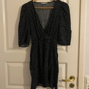 Omlottklänning - Jättefin omlottklänning ifrån Pull&Bear 🤍 köpt här på Plick men den passade tyvärr inte 🥺 Står att den är i storlek S men skulle snarare säga att den är en XS 🥰 bjuder på fraktkostnaden!