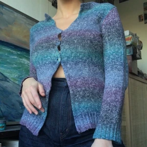 Så fin kofta! - Så fin flerfärgad kofta jag sytt om från att vara en tröja🥰🥰 Påminner lite om de från Jaquemus😌💓 Jag är en storbystad S som referens❤️ FRI FRAKT :)