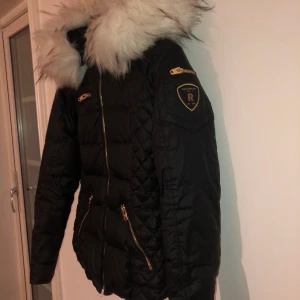 Rock and blue  - Vinterjacka med vit päls. Fint skick  Storlek 34 Köparen står för frakten 😊