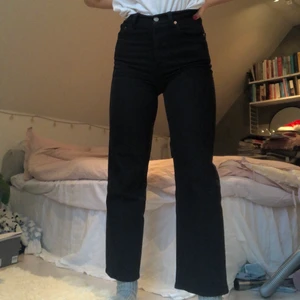 Levis jeans strl 25 - Levis jeans i modell Ribcage straight. Skitsnygga jeans i perfekt skick. De har tyvärr blivit för tighta på mig:( Skriv om ni har frågor.