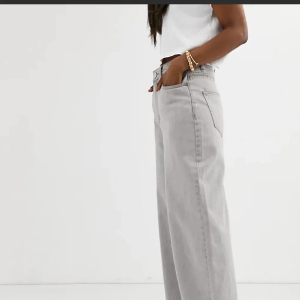 Jeans från asos design som är heeelt slutsålda på deras hemsida, så snygga!!! Perfekta i längden för mig som är 170cm. Skriv privat vid intresse💕💖. Jeans & Byxor.