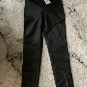 Byxa från NA-KD strl 36 - Helt oanvända byxor från Linn Ahlborgs collection från NA-KD. Så snygga med slits nere vid vaden. Strolek 36🖤 Orginalpris 399:- men säljer för 250:- 
