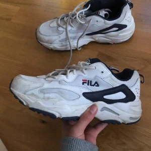 Fila skor - Ett par super fina fila skor som är köpta på JD jag köpte dom i somras och dom är garenterat äkta💞 kan inte hitta boxen till den men jag tror att jag har skänkt den men kan försöka leta upp den💞❤️❤️ jag säljer dom för 300kr men det går att pruta på dom☺️☺️❤️❤️💞 dom kommer tvättas NOGRANT innan dom skickas💞❤️❤️❤️